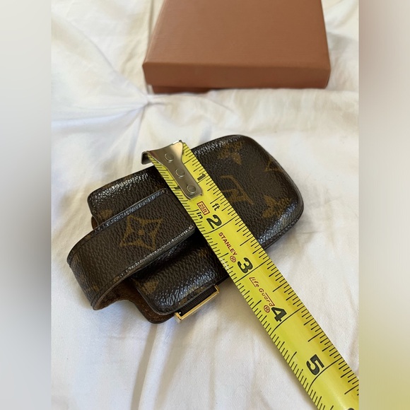 Louis Vuitton Flip Phone Case - Picture 9 of 10